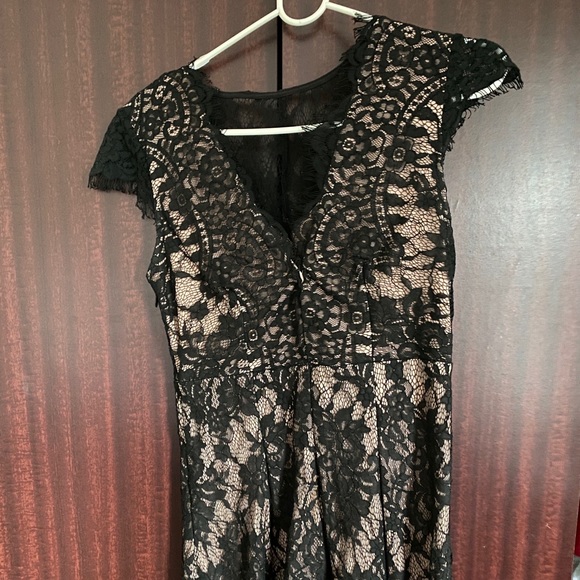 Lace Overlay Cap sleeve dress - Picture 2 of 3